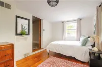 Family Friendly, Peaceful Yard, Dedicated Work Space, close to local attractions