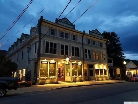 TOWNHOUSE-Slp 8 Mt View/6 BEDS. Downtown Windham. Walk to restaurants and stores