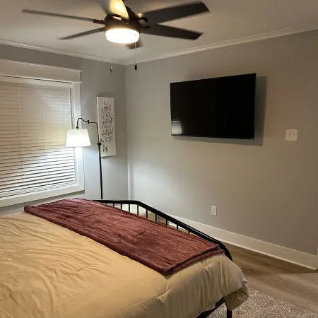Newly Remodeled Farmhouse, 12 Minute Walk to Campus. 3Bd 3ba with Bonus Room
