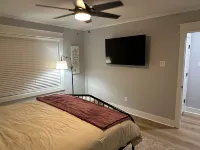 Newly Remodeled Farmhouse, 12 Minute Walk to Campus. 3Bd 3ba with Bonus Room