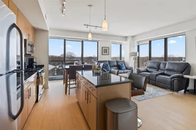 "Unity of Evanston" 3 BDR+2BA ModernLuxe High Rise Searle Center for Advancing Learning and Teaching周辺のホテル