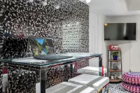 Levittown Onyx: A Jazzy 2-Bedroom Apartment in Toa Baja with WiFi, AC