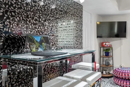 Levittown Onyx: A Jazzy 2-Bedroom Apartment in Toa Baja with WiFi, AC Отели в г. Левитовн