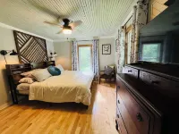 Charming 1940s Cottage Updated-Creek Front-Fire Pit Hotels in Mitchell County