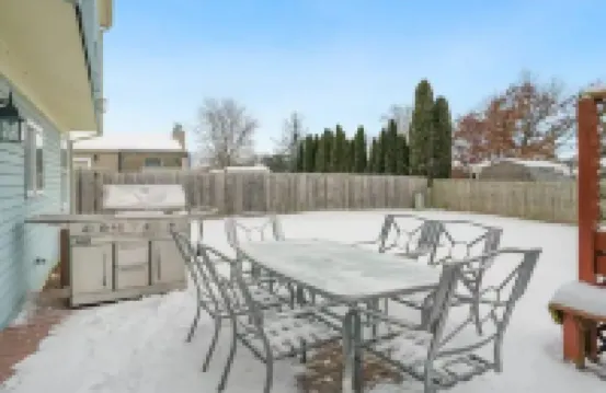 PROMO 10% WEEKLY AND 15% MONTHLY OFFNaperville/Aurora, King Bed, Fenced Yard!