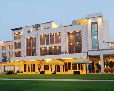 Vatika Premier Hotel パトナのホテル