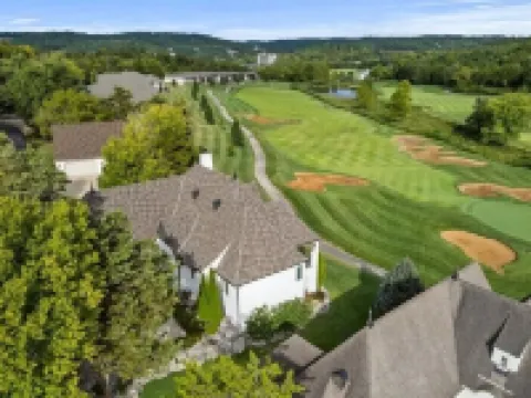 Enjoy views of Old Kinderhook 14th green, in 4 bedroom king bed - 6 bath home 拉塞爾酒店