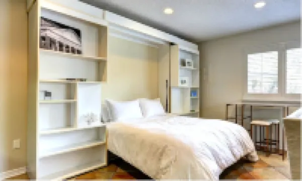 The Queen Suite - perfect Ocean Springs location only 1 block to Front Beach!