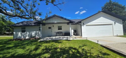 3-bedroom home in Golden Mo. with AC, WiFi. Nice yard.Close to Lake & boat ramp
