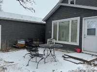 Lovely 2-bedroom LAKE house with AC in Fairmont フェアモントのホテル