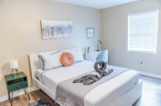 Ideally 2Br Near Lake Apartment