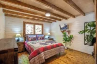 Charming Moose Lodge 2-bedroom cabin with WIFI,& Game room in Bryson City