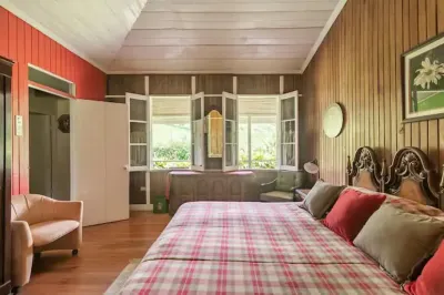 100-year old  farm house with swimming pool Hotels in 