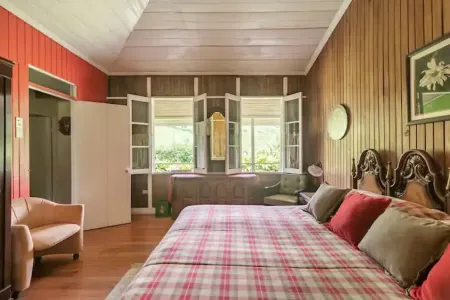 100-year old  farm house with swimming pool Отели в г. Турриальба