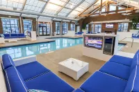 Designer Retreat with Patio and Resort Amenities - Stylish Escape