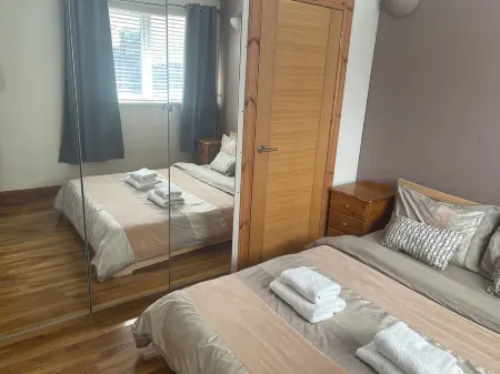 Cute Cottage Central Bathgate Отели в г. Батгейт