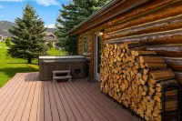 Freshly remodeled 3 bedroom condo with private hot tub!!