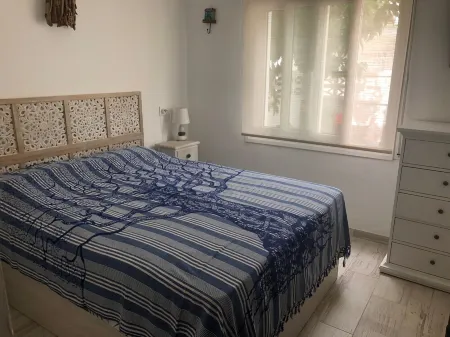 House 50 metres from Riells beach, sleeps 6, 3 bedrooms, 2 bathrooms Отели в г. Ла-Эскала