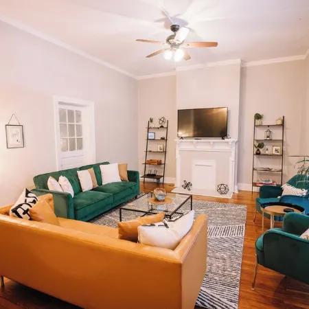 Insta-worthy 2Bd/1Ba Apt Steps from Downtown!