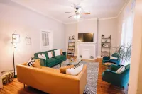 Insta-worthy 2Bd/1Ba Apt Steps from Downtown!