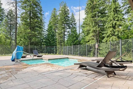 Chalet Chic. Private Lakefront. Children's Fish Pond. Explore Glacier, Ski, Hike