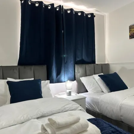 House Sleeps 7 - Contractors, Free Parking
