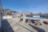 Charming 2-bedroom house on Chappy with pool, Tennis, pickleball, WiFi and AC