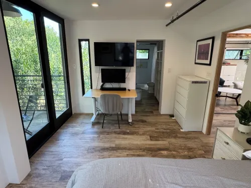 Cali beach living! Modern 2 BR home. Pet friendly. Walk to town, beaches, harbor
