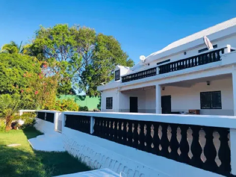 Villa SAIDIA with swimming pool, ideal for safe family vacations فنادق في 