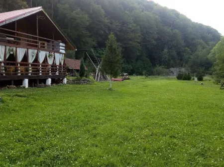 Cabana Cazaneşti - Chalet Cazanesti Отели в г. Vata de Jos