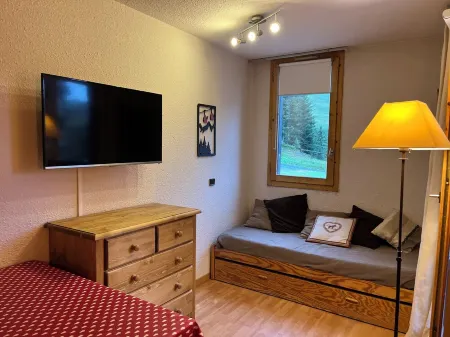 Divisible Savoyard studio in the mountains, south-facing, overlooking the slopes