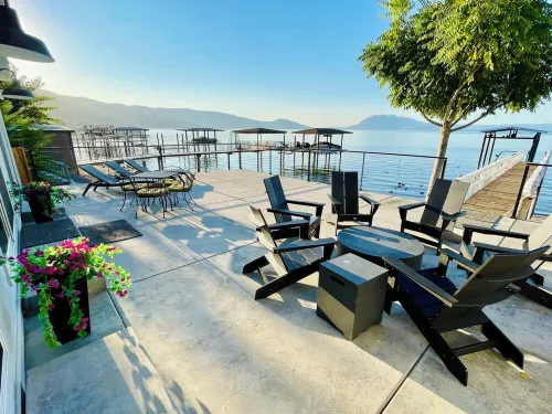 Modern Farmhouse, Lakefront Oasis Hotels in Nice