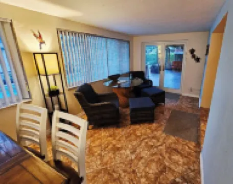 Family friendly 3bed, 2bath house with WiFi, AC, Pool. 6mi-beach, 13mi-airport