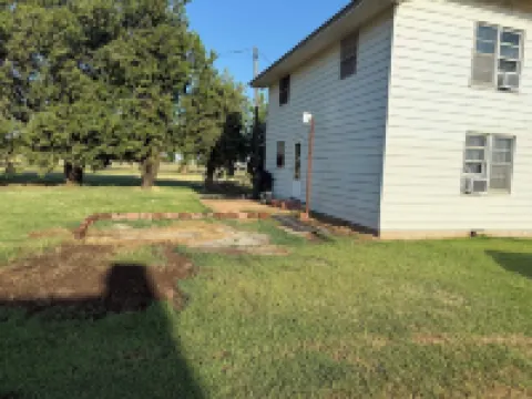 Charming 4-bedroom farmhouse built in 1936. Has WiFi and AC in Enid!