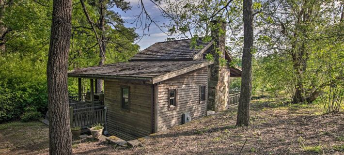 Romantic Log Cabin Escape on Delfosse Winery! Hotels in Nelson County