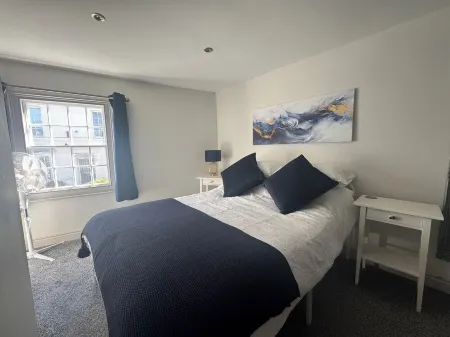 Central Gem With Cute Courtyard Garden, Rolltop Bath & log Burner