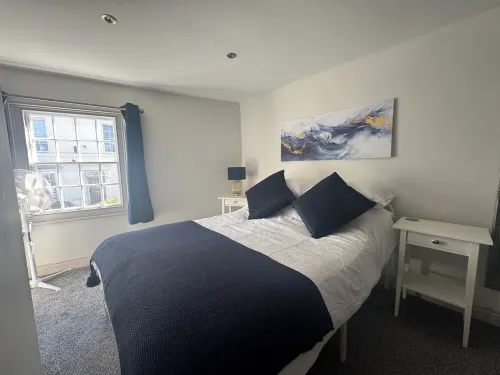 Central Gem With Cute Courtyard Garden, Rolltop Bath & log Burner