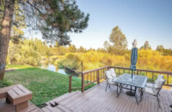Riverfront Retreat / Hot Tub / Private Dock / Pet Friendly