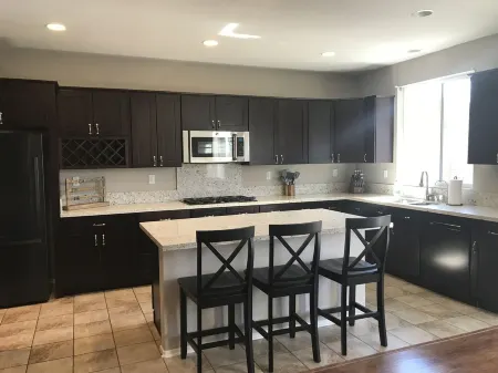 Cheerful 4 bedroom with garage parking Отели рядом с достопримечательностью «Парк Спирит»