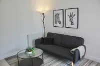 Spacious 2 Bed 2 Bath Apartment - Gatwick 10 min away!
