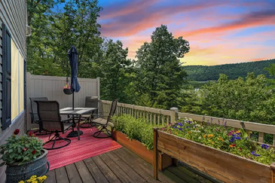 Family & Group Friendly Mountain Retreat w/ HotTub,EV Charger,Ski,Mountain View