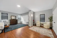 3 Story Building: 6Bed 4Bath, Arcade, Massage Lounge, train 7min, NYC 20min