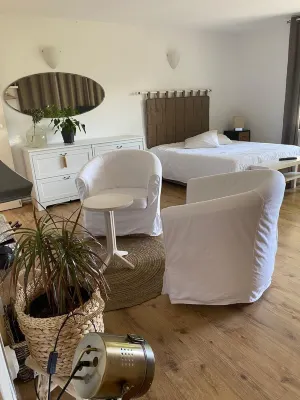 Studio in a bucolic setting, mountain view, terrace and fireplace