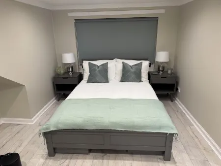 Newly Renovated Room With Private Bathroom - Sleeps 3 - 2 Beds Отели в г. Батгейт