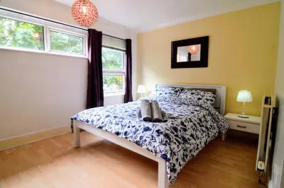 The Brum Home - Garden, BBQ... 2 double bedrooms + Big lounge/Quadruple bedroom Hotels in The Westside