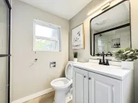 Classic Charm Meets Modern Comfort Home B Các khách sạn ở Shoreline