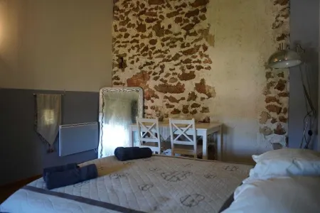 Maison en Pierre Dans le Var Отели в г. Лорг