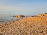 Villa + Studio with tennis on 1ha 3min from the beaches of the Pink Granite Coast Hotels in Tregastel