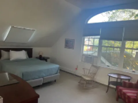 Charming 2 Bedroom, 2 Bath, Coastal Carriage House in Marblehead