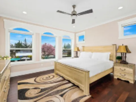 Spacious 5BR Retreat New Seattle Hotels in Burien